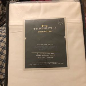 Threshold Signature- 800 Thread count solid sheet set